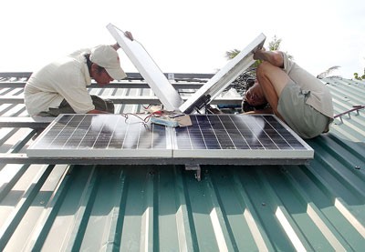 Workers install solar cells in Truong Sa Islands (Photo: SGGP) Workers install solar cells in Truong Sa Islands (Photo: SGGP)